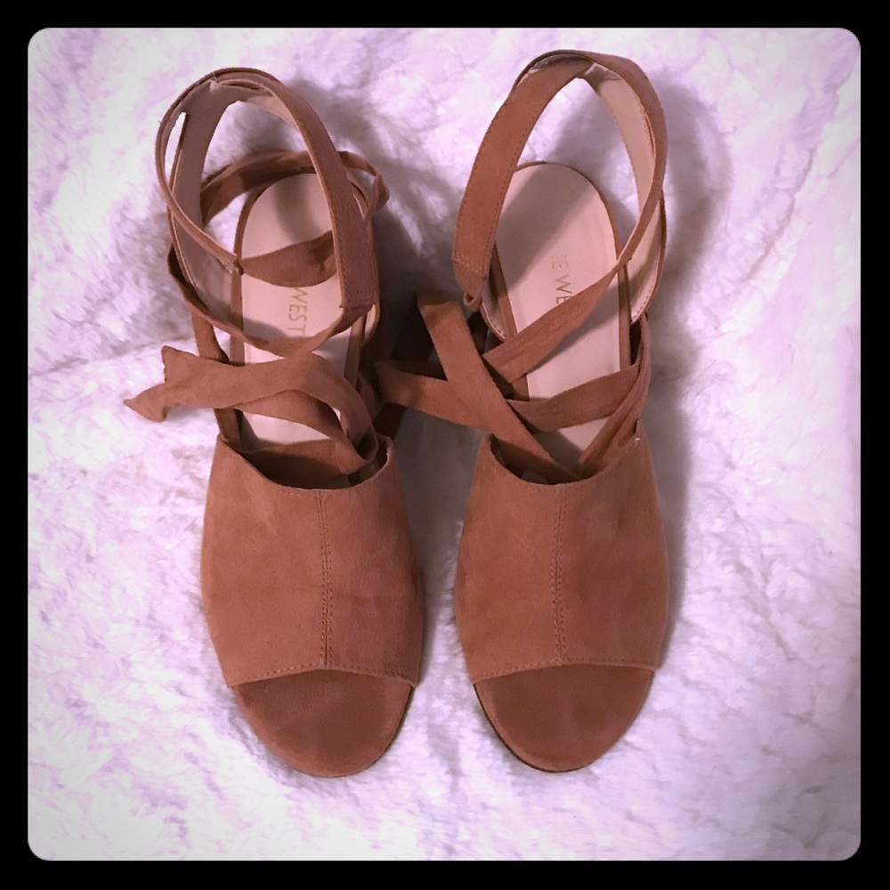Lace-up Strappy Sandal w/ Chunky Heels